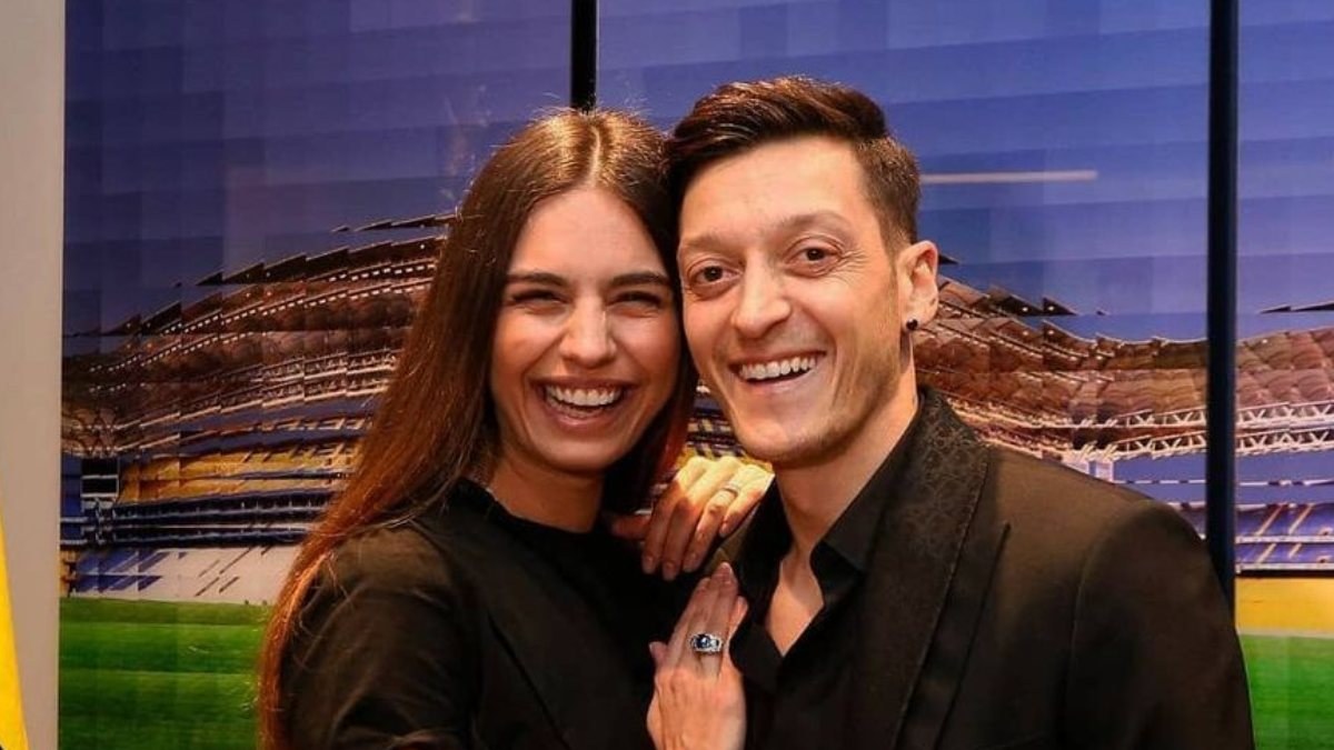 Amine Gülşe ve Mesut Özil'in servet değerinde saatleri