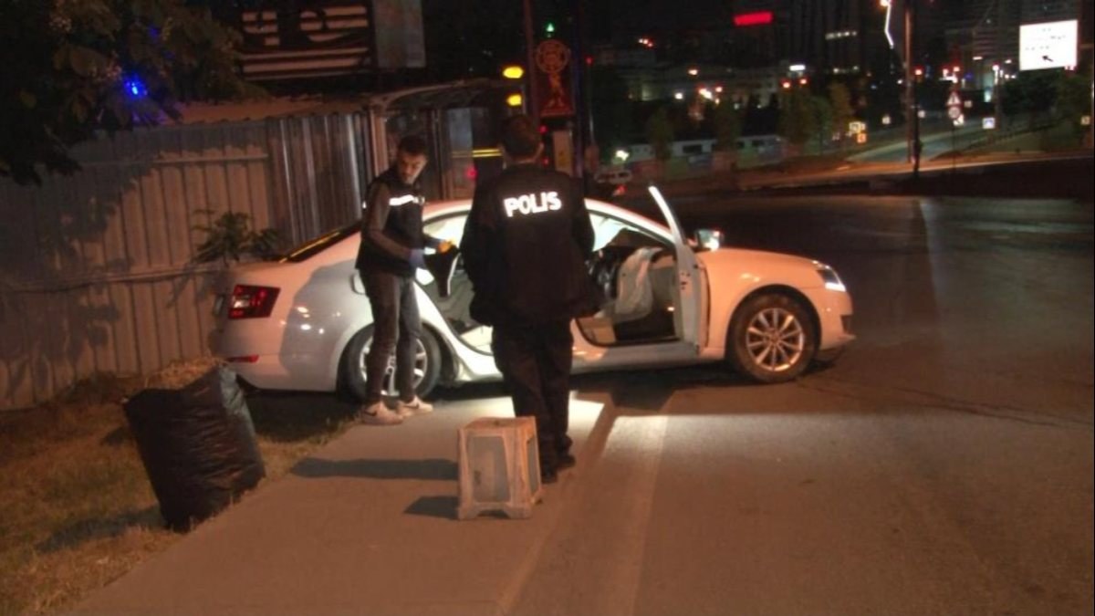 İstanbul'da polisten kaçan otomobil bekçilere çarptı