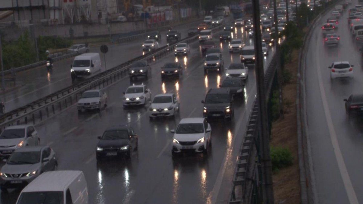 İstanbul'da sağanak yağış nedeniyle trafik yoğunluğu arttı
