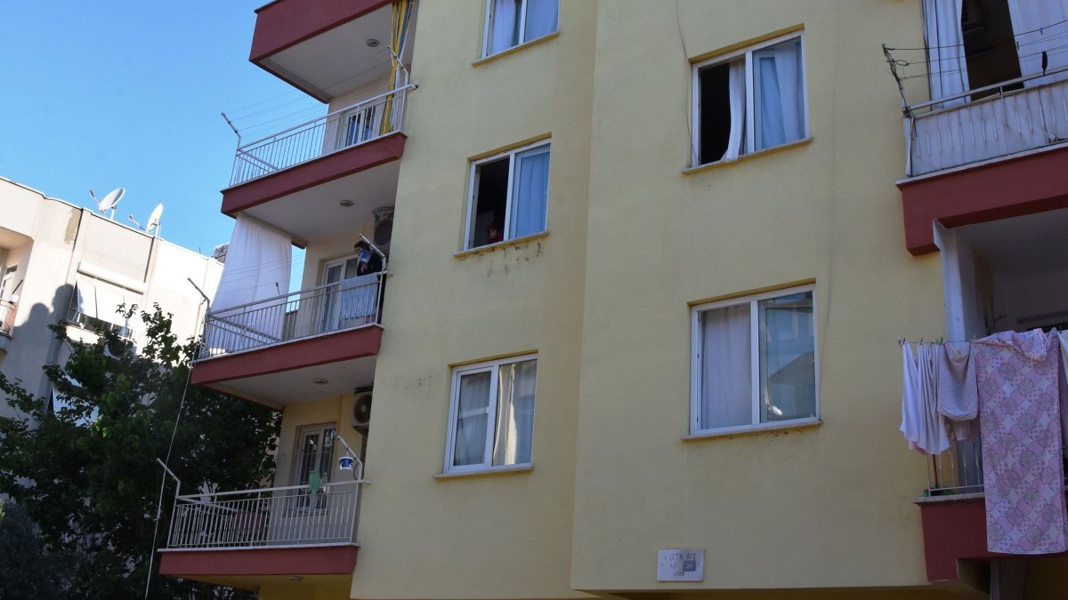 Antalya'da genç kadın, pencereden otomobilin üzerine düştü