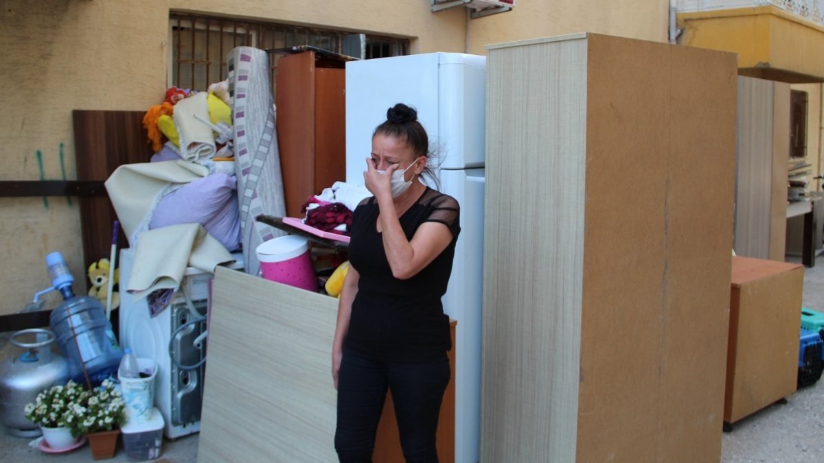 Antalya'da kirasını ödeyemediği evinin eşyaları sokağa atıldı