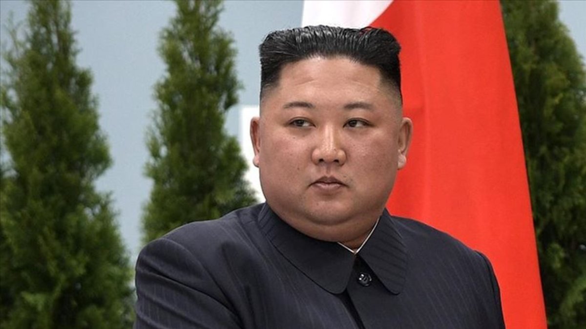 Kuzey Kore’de dar kot pantolon ve aslan yelesi saç yasağı