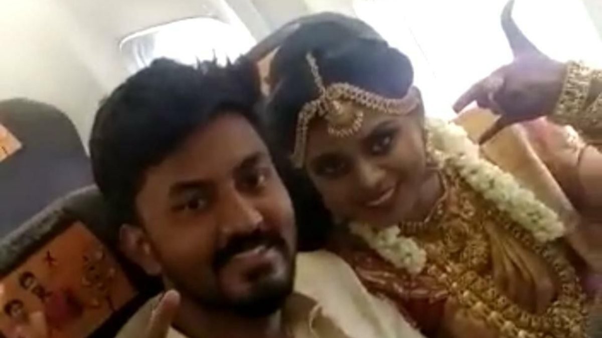 Hindistan’da bir çift uçakta düğün yaptı