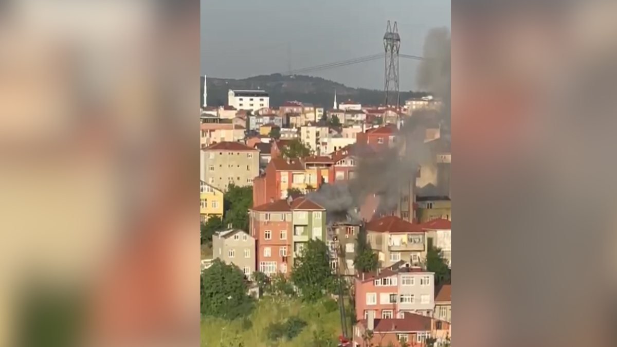 Üsküdar'da binanın çatısında korkutan yangın
