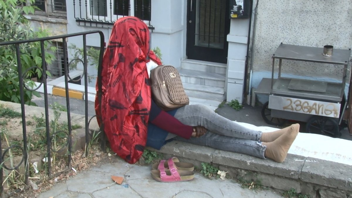 İstanbul'da Afrikalı kadın 5 gündür oturduğu yerden kalkmıyor