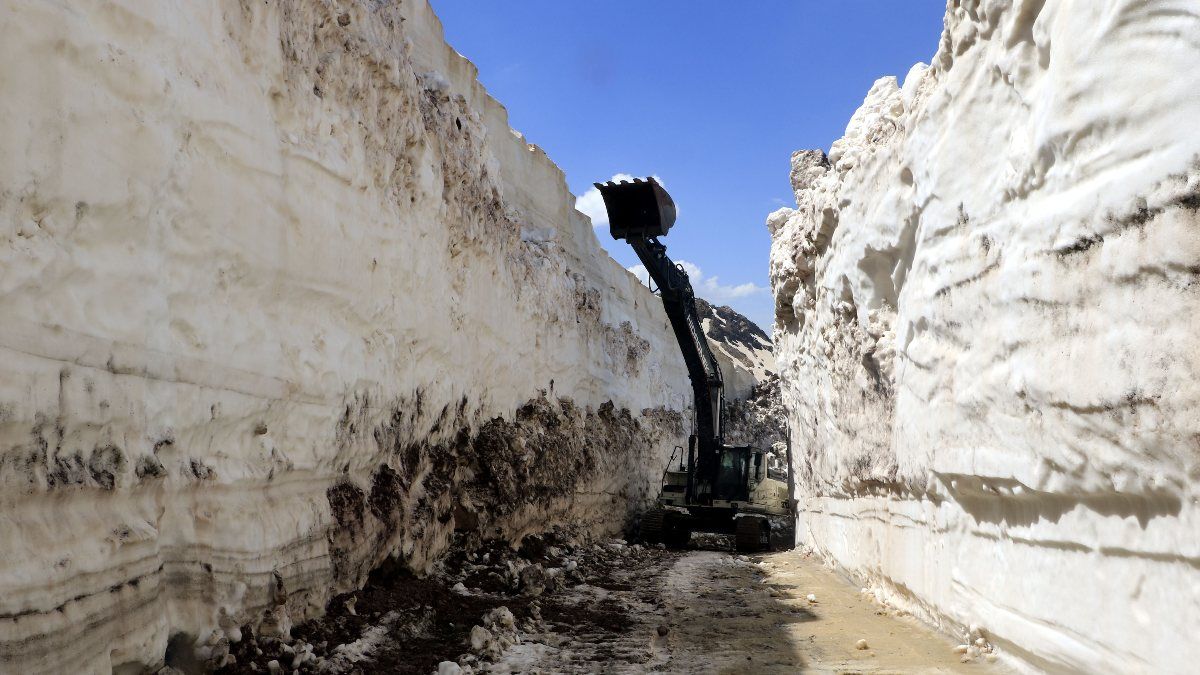 Hakkari'de mayıs sonunda kar 8 metrede kaldı