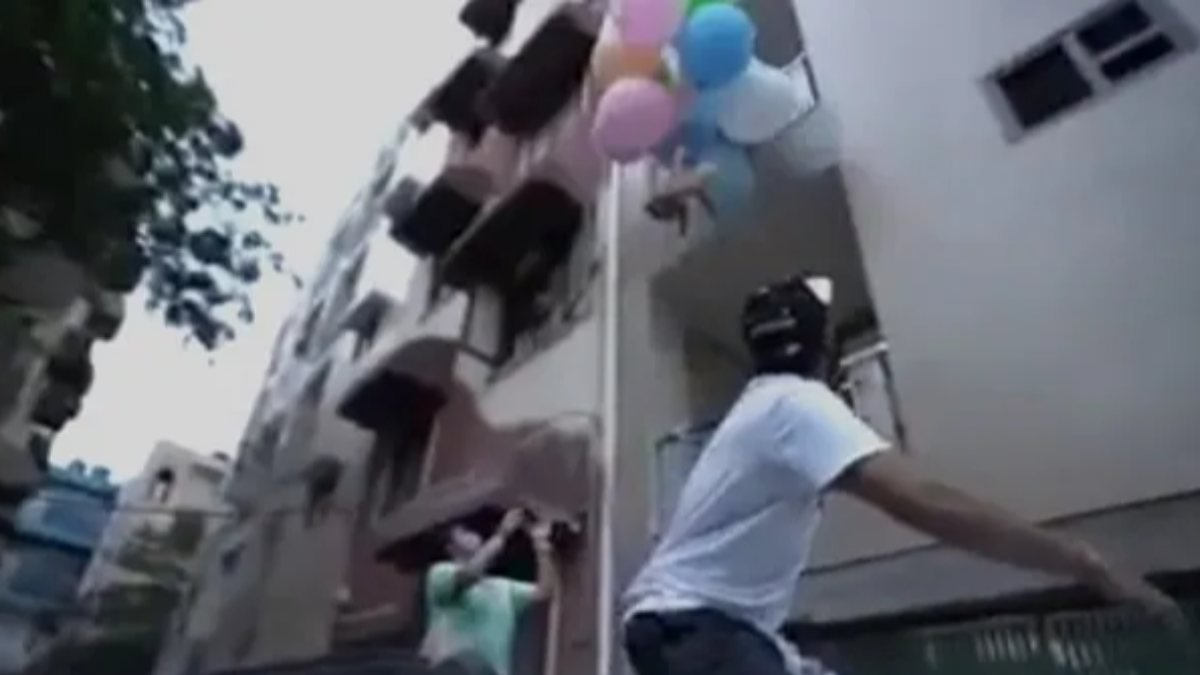Hindistan'da YouTuber, köpeğini balonlarla uçurmaya çalıştı