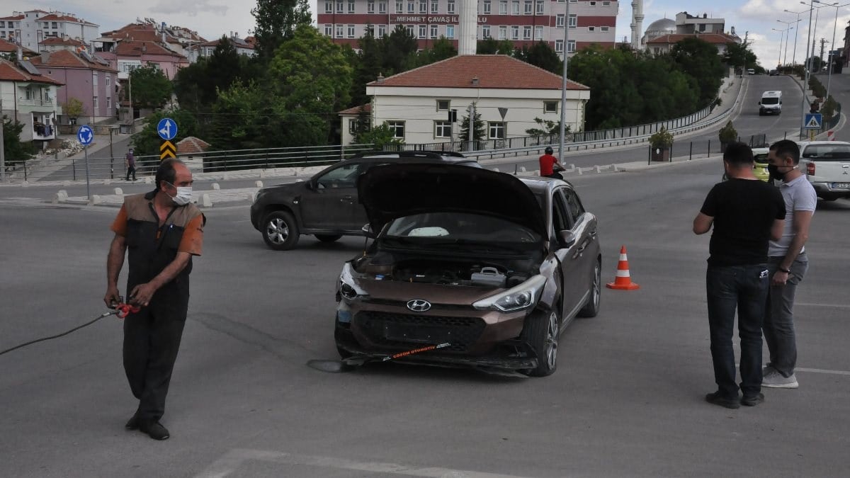 Karaman'da park halindeki otomobil kaza yaptı