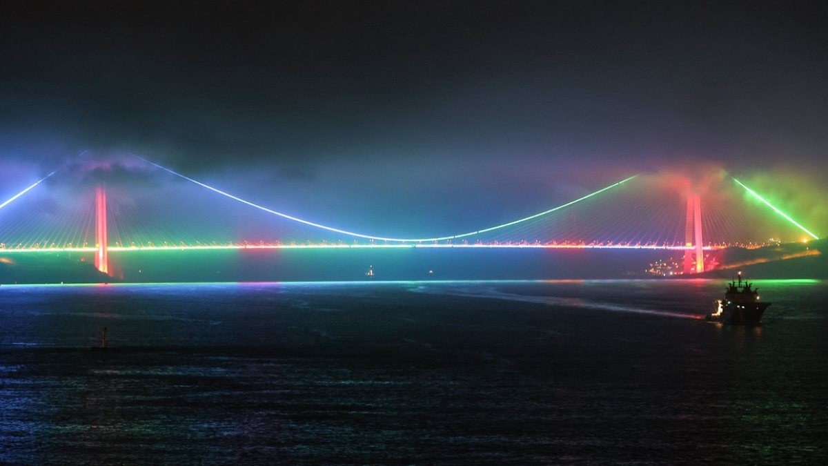 İstanbul'un köprüleri Azerbaycan bayrağına büründü