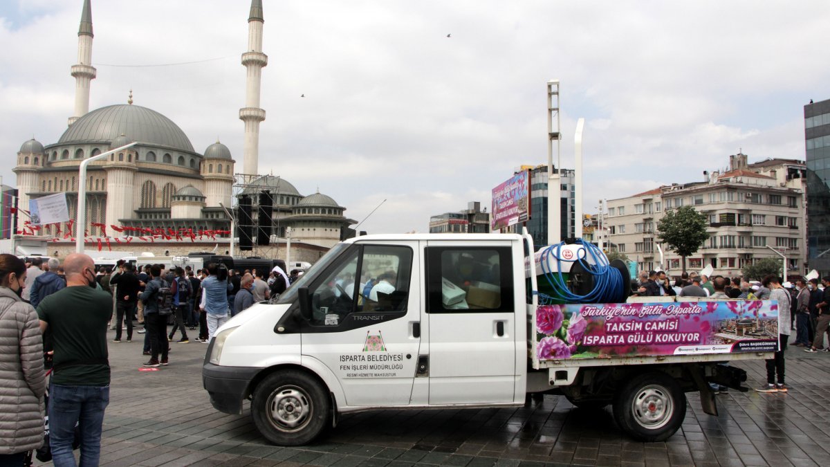 Taksim Camii’nin çevresi gül suyu ile yıkandı