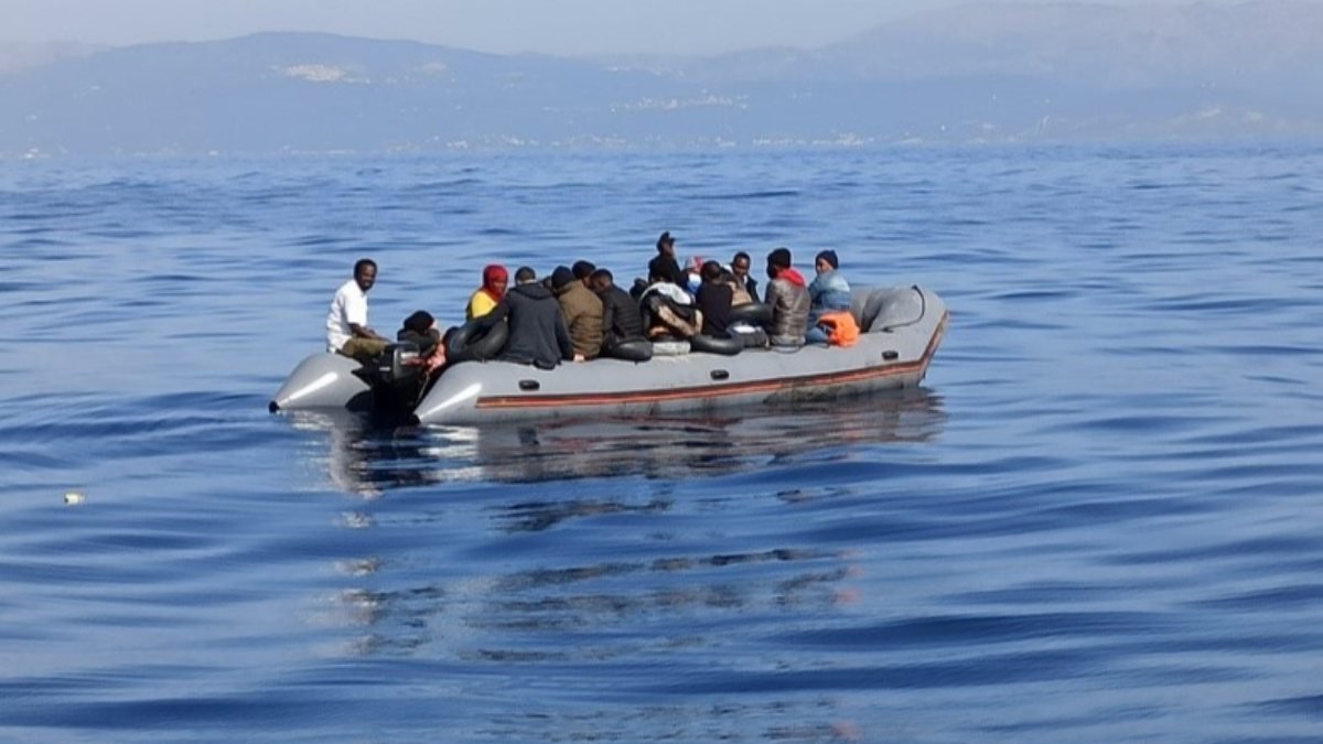 Türk kara sularına itilen 24 göçmen İzmir açıklarında kurtarıldı 