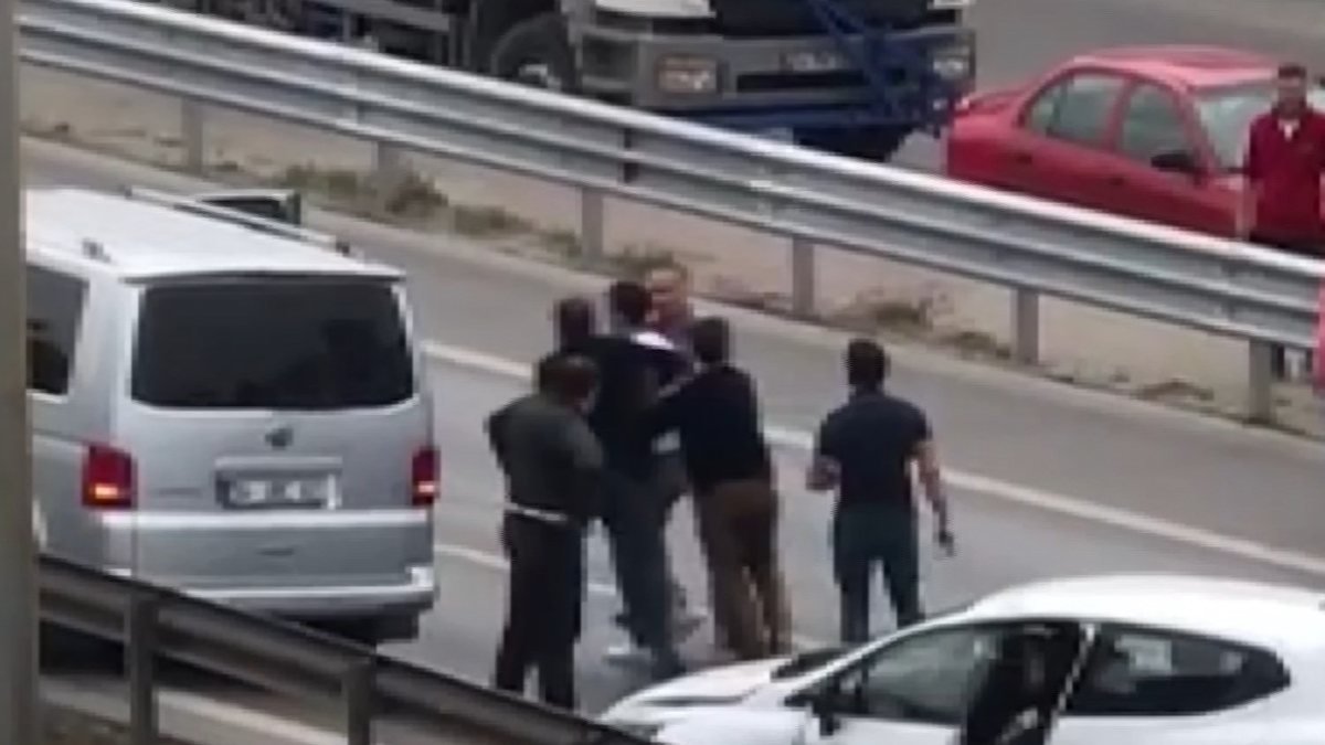 İstanbul'da yol kesip sopalarla saldırdılar