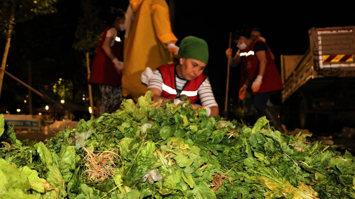 Diyarbakır'da pazardaki sebze meyve atıkları toplanarak gübreye dönüştürülüyor