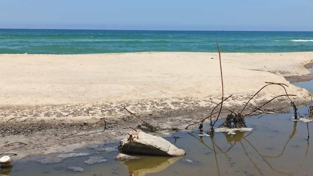 Gazze'de saldırılarda zarar gören kanalizasyon tesislerindeki kirli su denize akıtılıyor