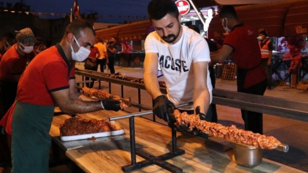 Adana'da bir restoran sahibi, açılışını 35 metrelik kebapla kutladı