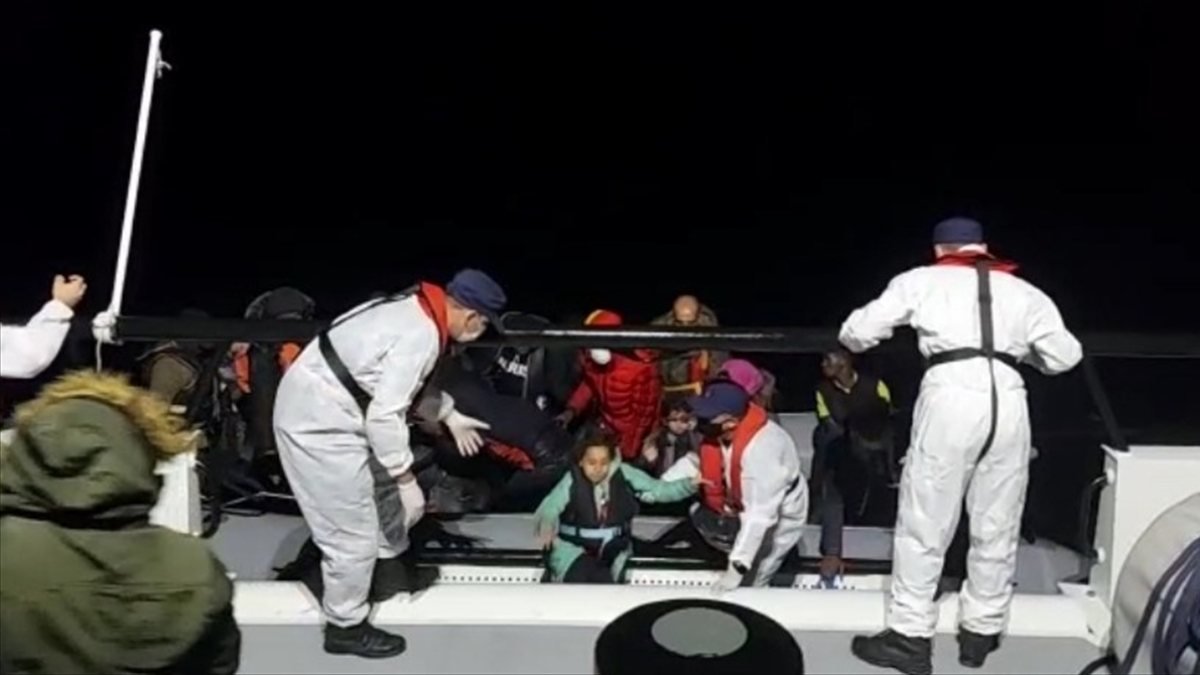 İzmir'de 74 sığınmacı kurtarıldı