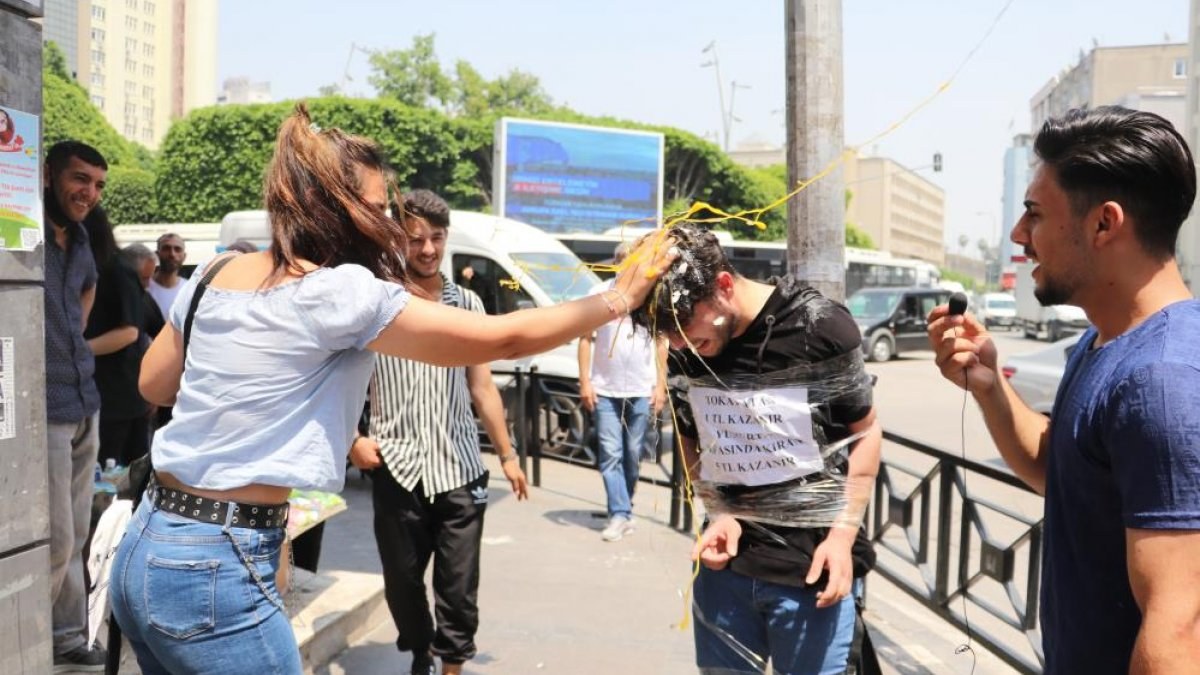 Adana'da arkadaşını direğe bağlayıp, para karşılığı tokat attırdı