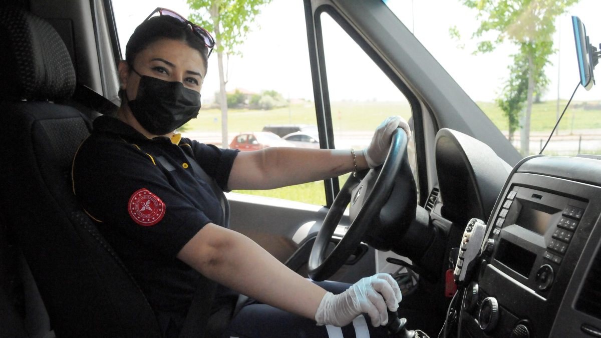 Kayseri'nin tek kadın ambulans şoförü, görenleri şaşırtıyor