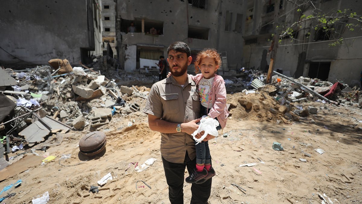 İsrail saldırısında evleri yıkılan 7 kişilik aileden baba ile kızı kurtuldu