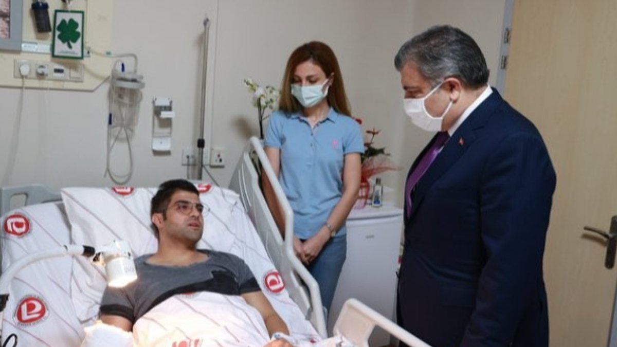 Fahrettin Koca, saldırıya uğrayan Doktor Ertan İskender'i ziyaret etti