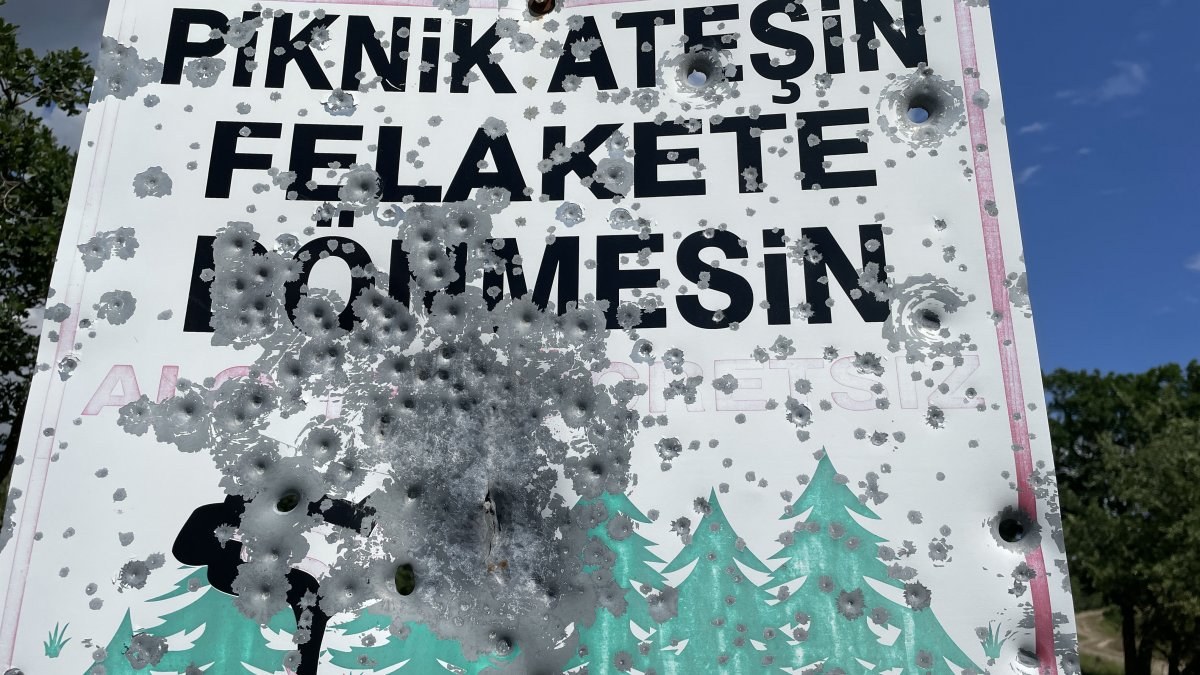 Edirne'de, ormana konulan uyarı levhaları magandaların hedef tahtası oldu