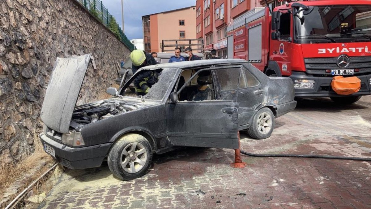 Karabük'te park halindeki otomobil yandı