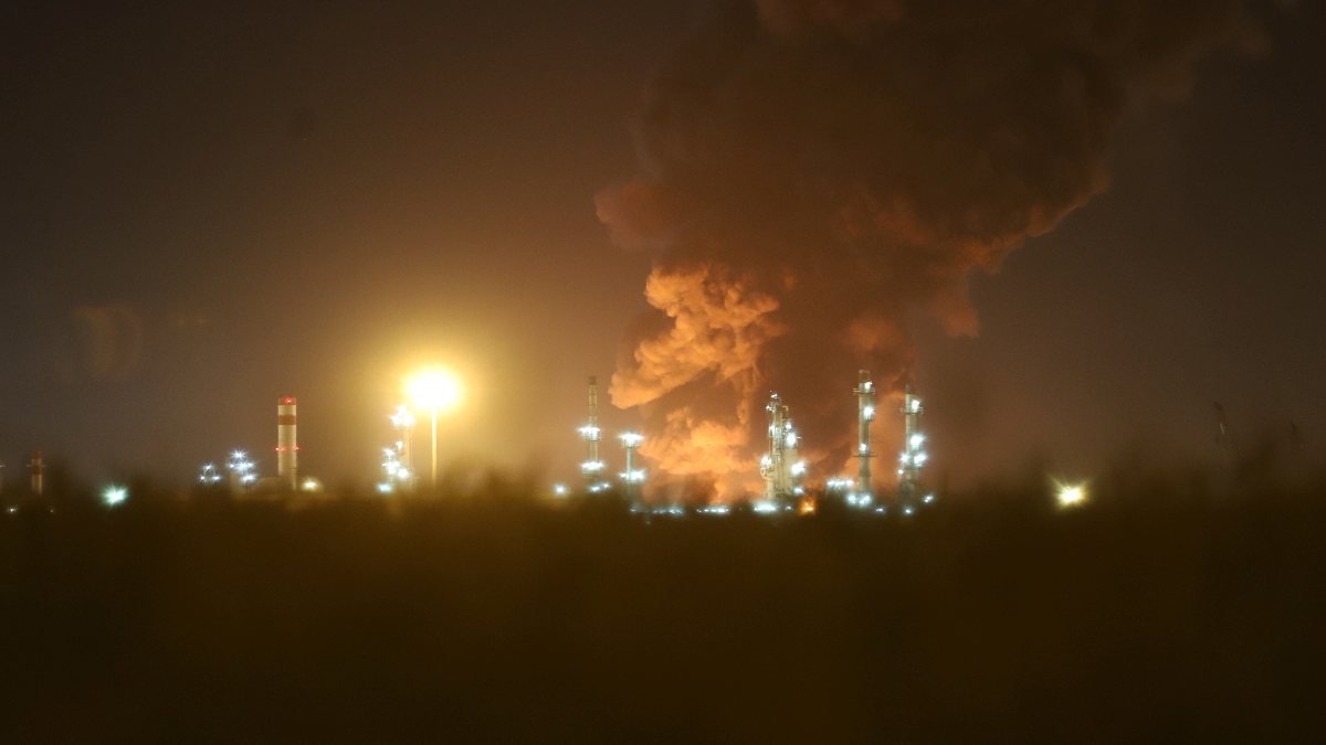 İran'da petrol rafinerisinde yangın: 11 itfaiye eri yaralandı