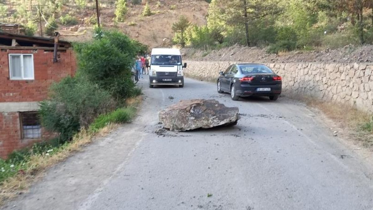 Artvin'de yol inşaatı sırasında kaya parçaları patlatıldı: 2 yaralı