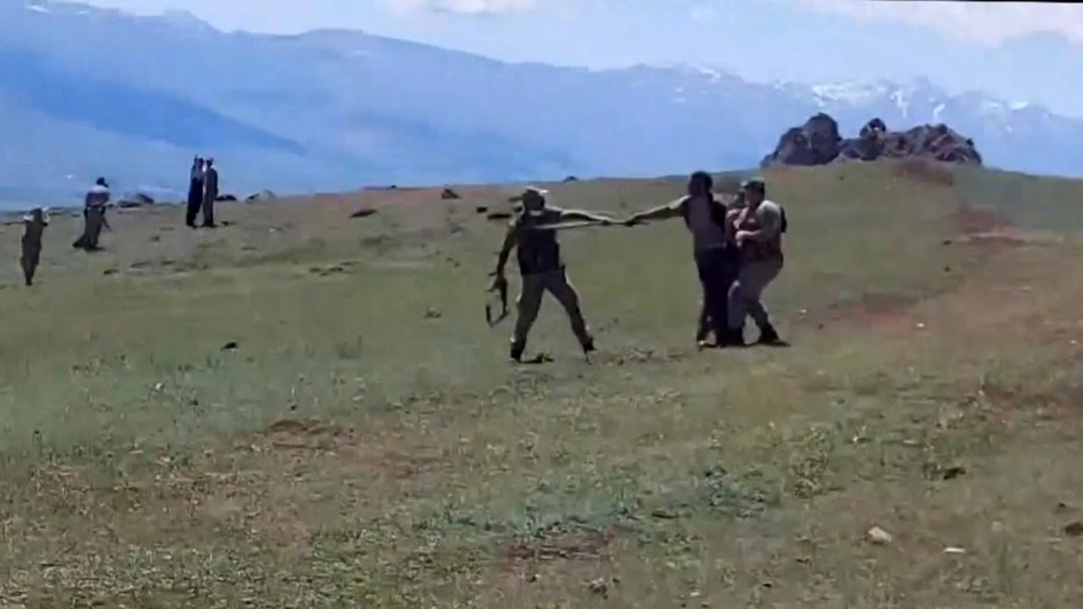 Erzincan'da 30 kişilik grup taş ve sopalarla birbirine saldırdı