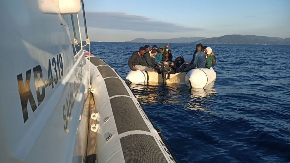 İzmir'de 17 göçmen kurtarıldı
