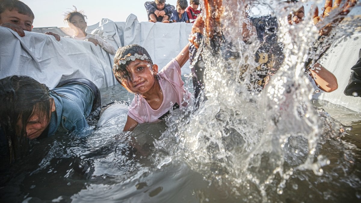 Suriyeli çocukların havuz keyfi