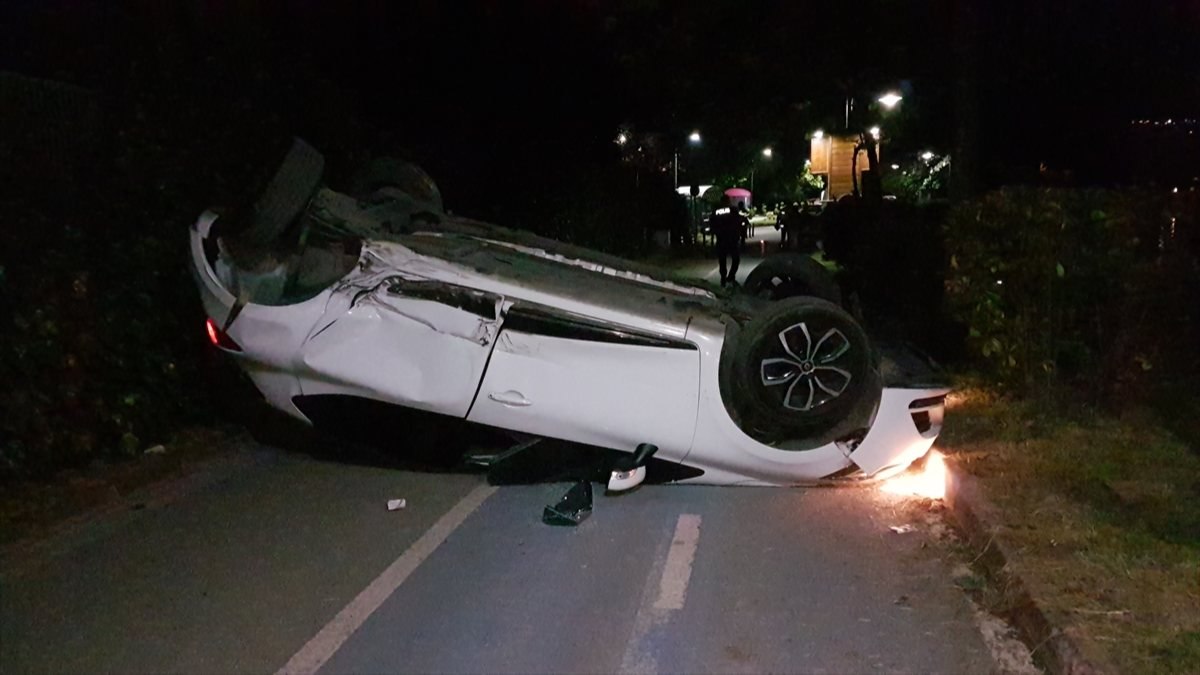 Sakarya’da mantar bariyerlere çarpan araç devrildi