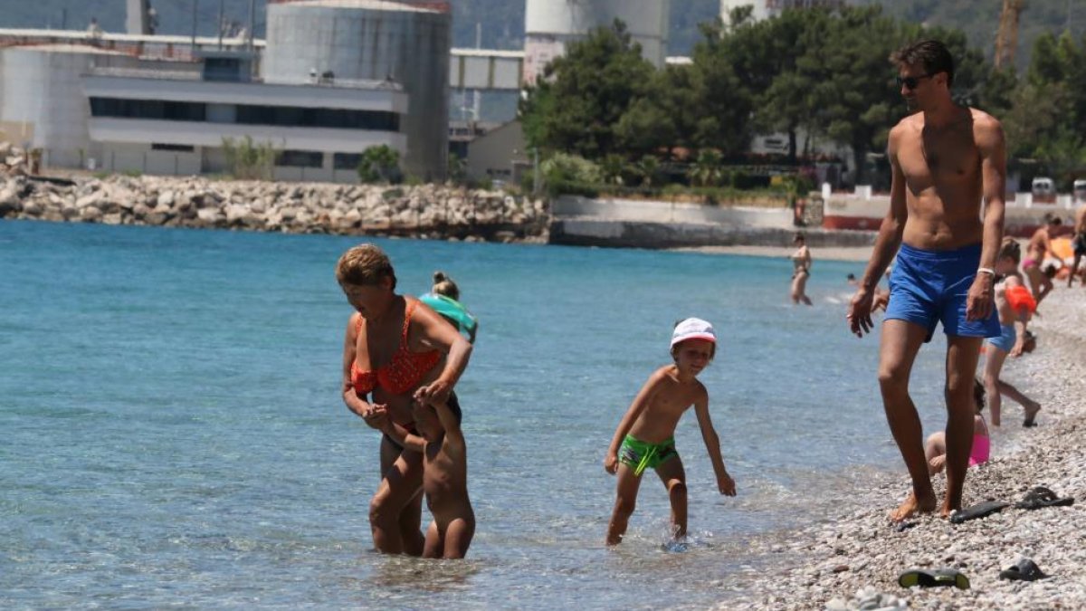Antalya sahilleri kısıtlama günü turistlere kaldı