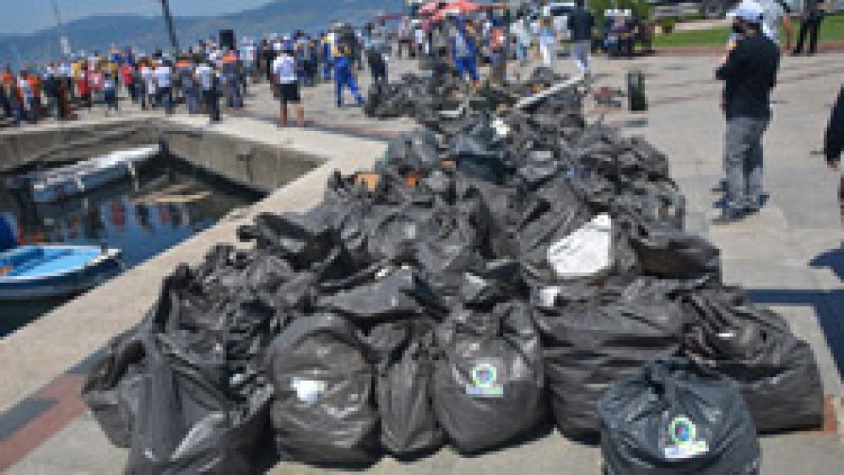Bandırma'da 2 saatte deniz ve sahilden 1 ton çöp toplandı