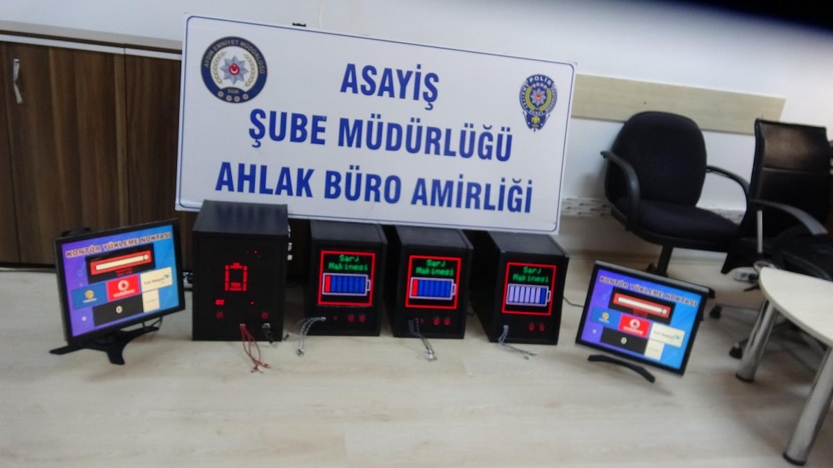 Aydın'da kumar makinesi pazarlayanlara suçüstü