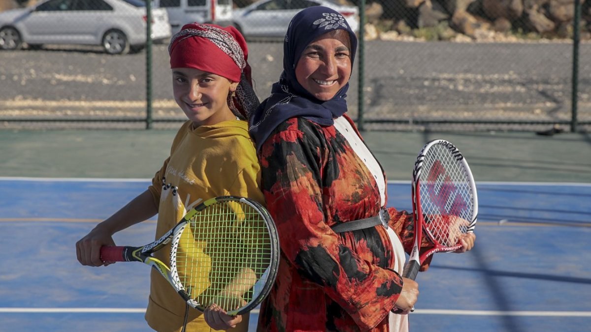 Şanlıurfa'da üç çocuk annesi, kızı için tenis kortuna çıktı