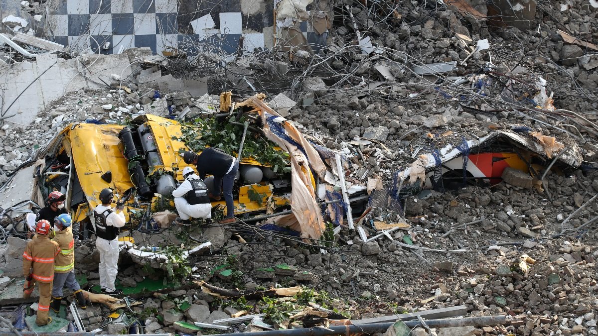 Güney Kore’de 5 katlı bina, yolcu otobüsünün üzerine yıkıldı