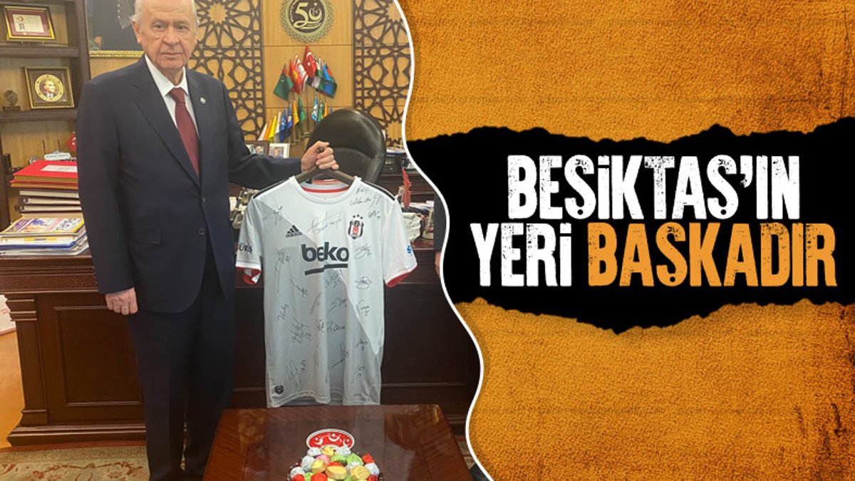 Devlet Bahçeli'ye imzalı Beşiktaş forması hediye edildi