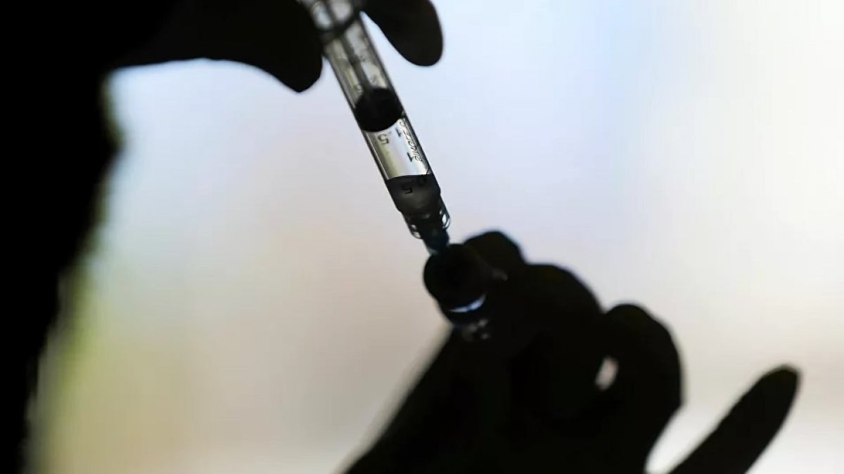 Almanya'da 9 yaşındaki kız çocuğuna koronavirüs aşısı yapıldı