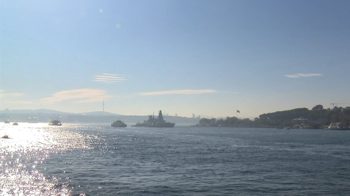 İstanbul'a gelen İngiliz savaş gemisi, Sarayburnu'na demirledi