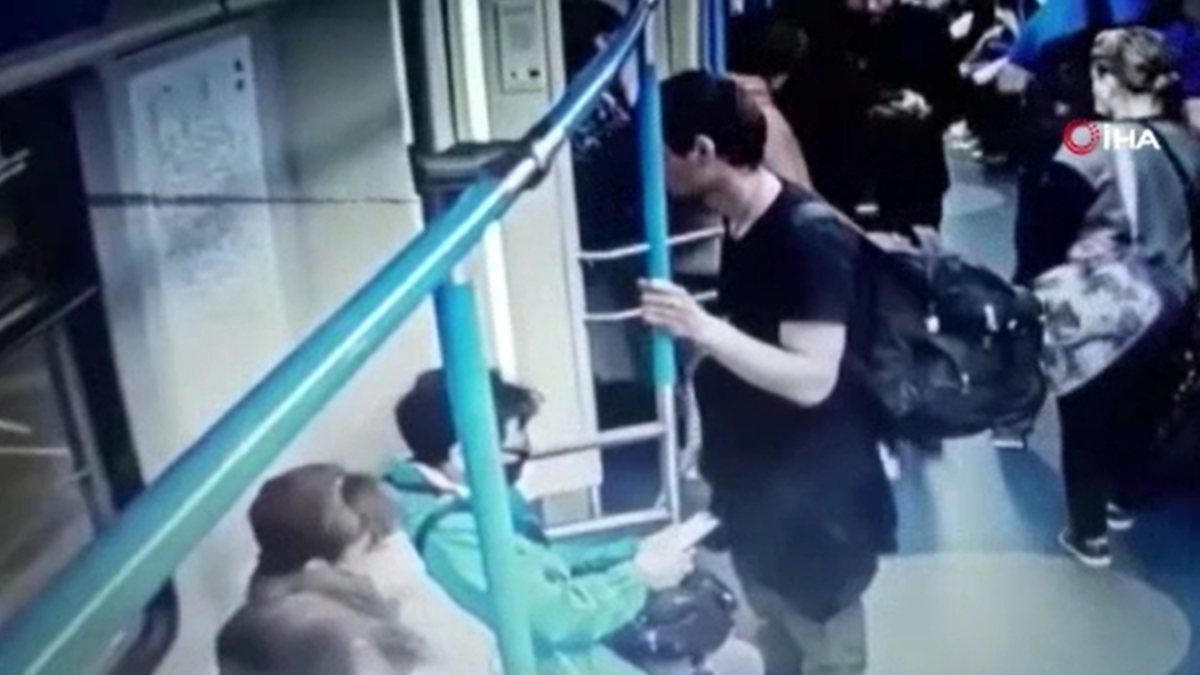 Rusya’da metroda yaşanan cep telefonu hırsızlığı kamerada