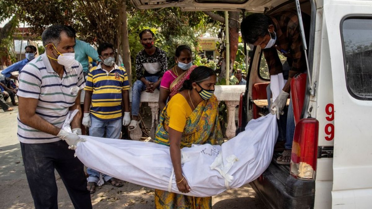 Hindistan'da 6 bin 148 koronavirüs ölümüyle günlük rekor kırıldı