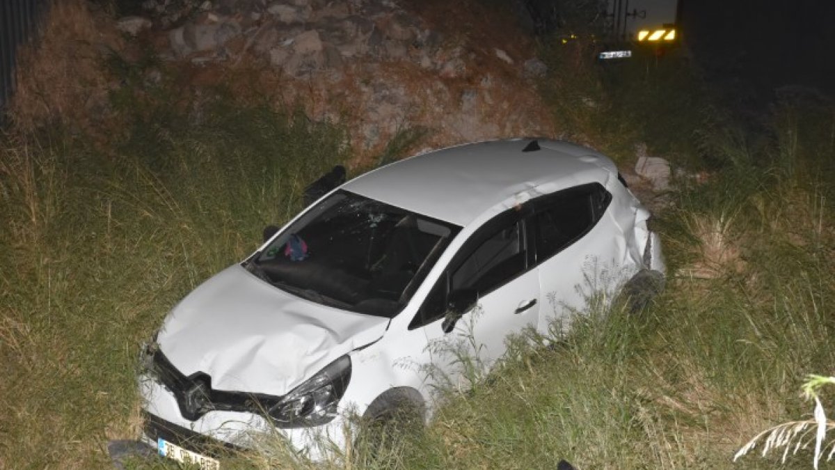 İzmir'de otomobilde sıkışan 2 kişiyi bırakıp kaçtı
