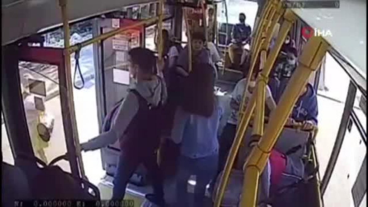 Rusya'da annesinin kucağındaki bebeğin bacağı otobüsün kapısına sıkıştı