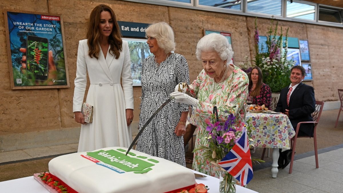 Kraliçe Elizabeth, pasta kesmek için tören kılıcı kullandı