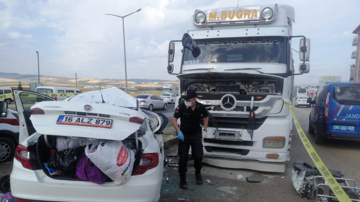 Ankara’da otomobil çekiciye çarptı: 2 ölü