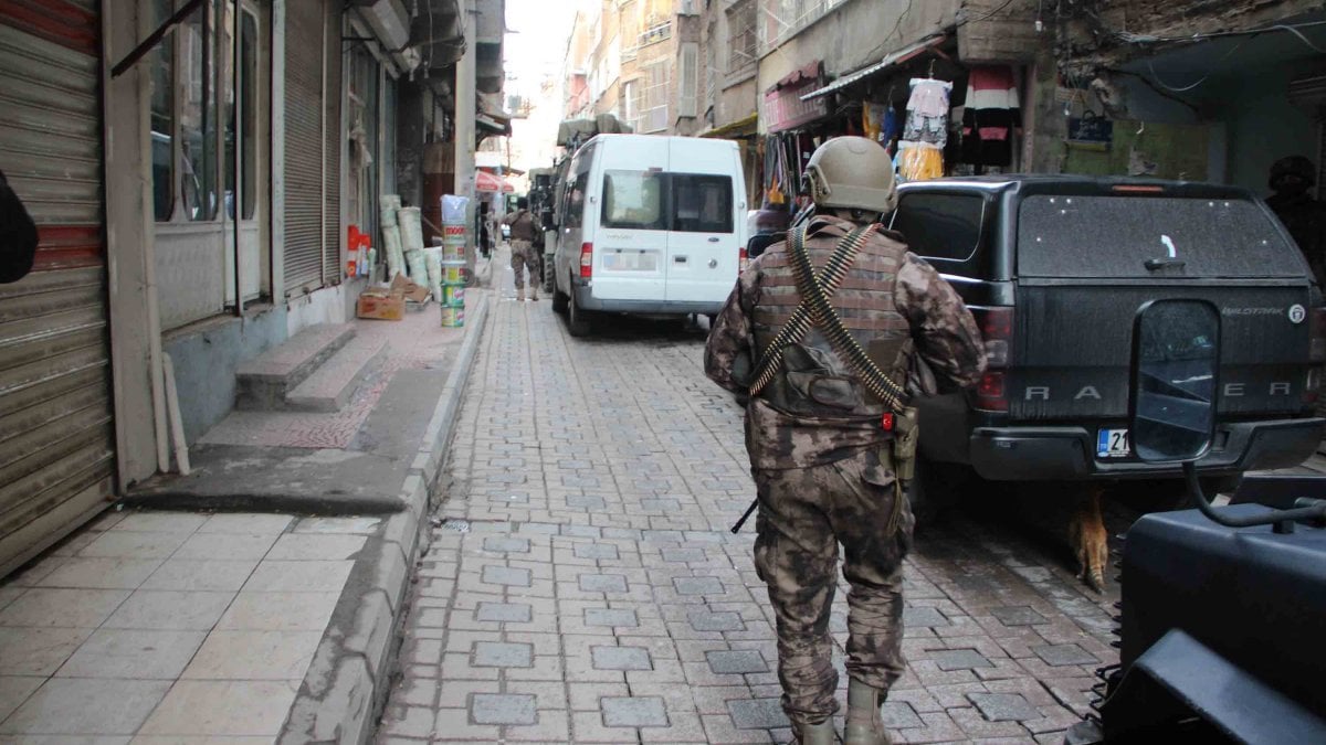 Diyarbakır'da terör operasyonu: 9 gözaltı