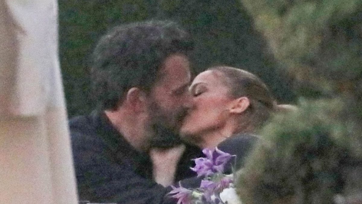 Jennifer Lopez ile Ben Affleck dudak dudağa