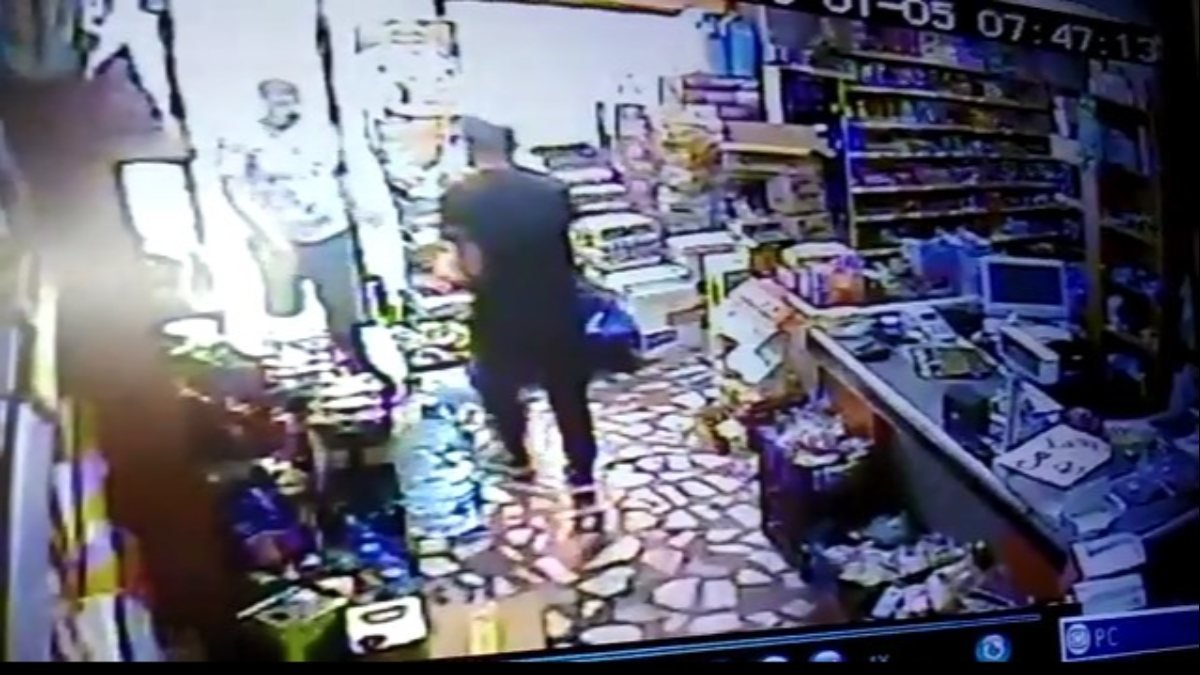 Sultangazi’de market sahibi ile hırsızın karşılaşma anı kamerada