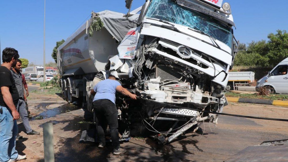 Gaziantep’te iki tır kafa kafaya çarpıştı